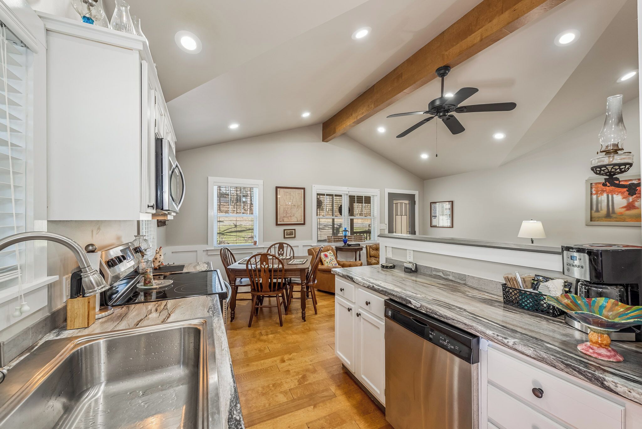 Réfrigérateur, four à micro-ondes, surface de cuisson, lave-vaisselle