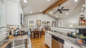 Réfrigérateur, four à micro-ondes, surface de cuisson, lave-vaisselle