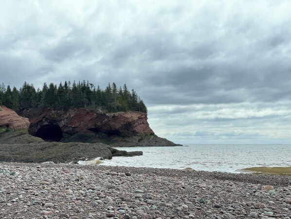 På stranden, solsenger og strandhåndklær