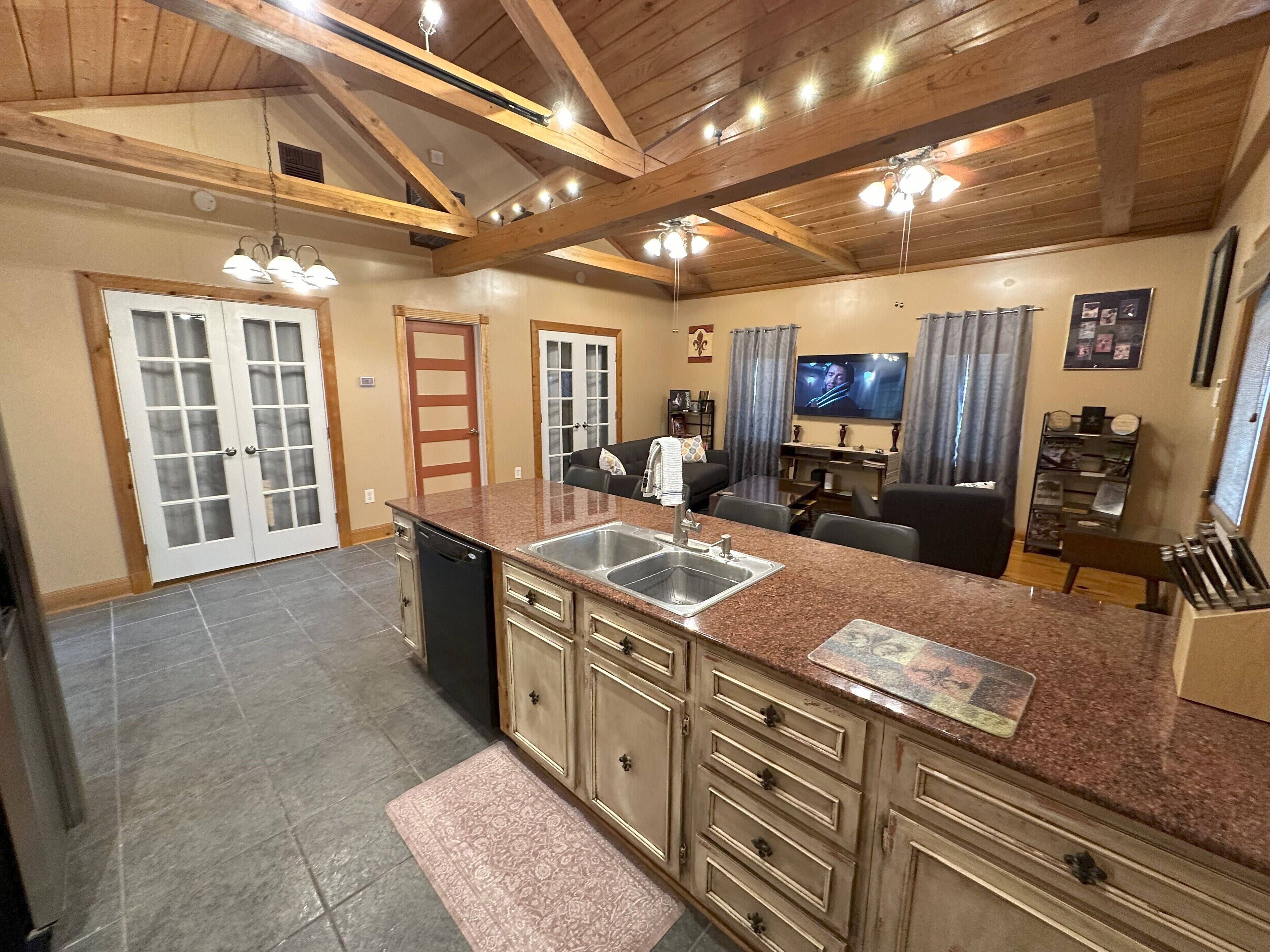 Chez Le Fleur: A Cozy 2 Bedroom Home With Patio, Fenced Yard & Wi-fi Min To I-10 - 라피엣