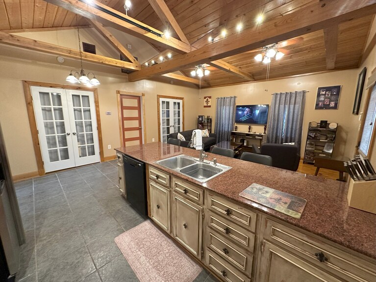 Chez Le Fleur: A Cozy 2 Bedroom Home With Patio, Fenced Yard & Wi-fi Min To I-10 - 라피엣