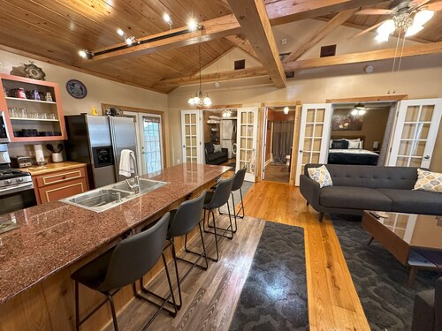 Chez Le Fleur: A Cozy 2 Bedroom Home with Patio, Fenced Yard & Wi-Fi Min to I-10