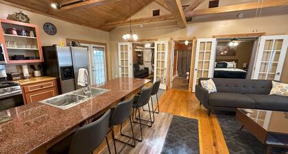 Chez Le Fleur: A Cozy 2 Bedroom Home with Patio, Fenced Yard & Wi-Fi Min to I-10