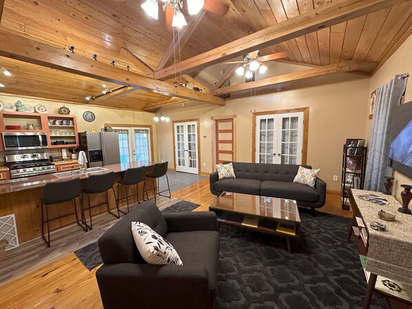 Smart TV, books - Chez Le Fleur: A Cozy 2 Bedroom Home with Patio, Fenced Yard & Wi-Fi Min to I-10 (Scott)