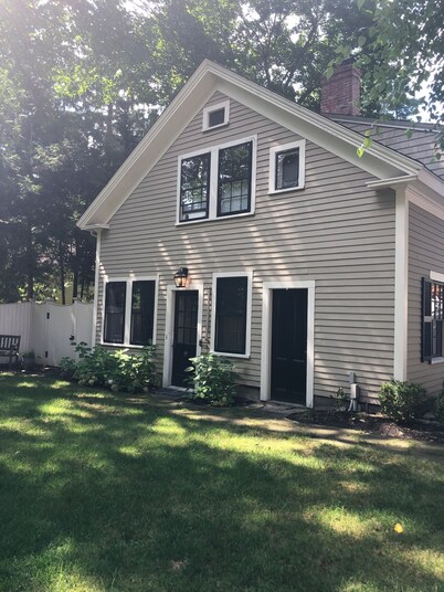 Cozy 1 bedroom in great Wellesley location. 1block from the commuter rail.