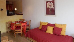 A compact living space with a dining area and a bed. - 50m from ski slopes, 6th floor, view resort, balcony, tv, ski locker, 32m², Avoriaz (Avoriaz)