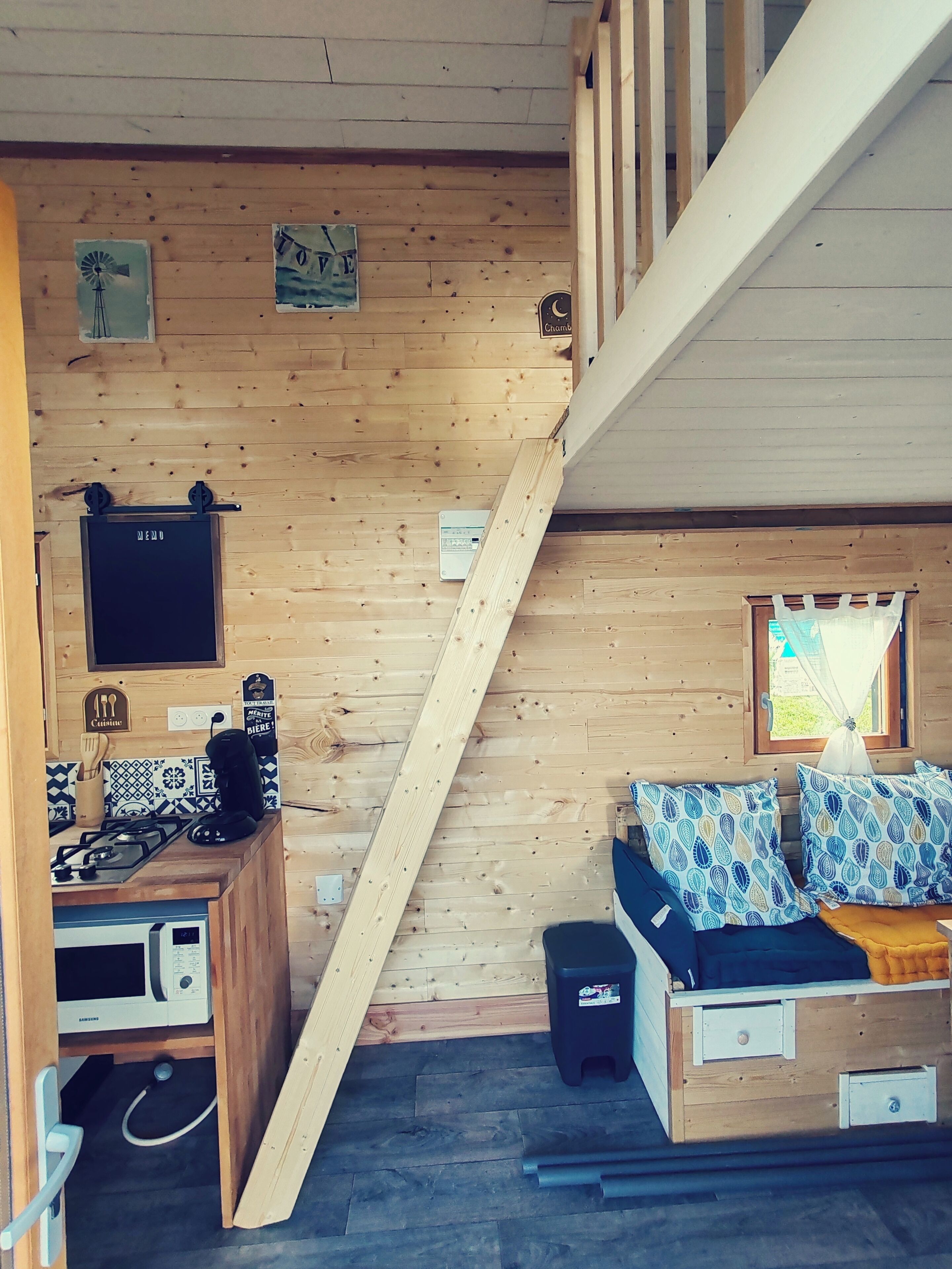 2 habitaciones, tabla de planchar con plancha y cuna de viaje 