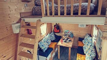 2 dormitoris, planxa i posts de planxar i un bressol de viatge