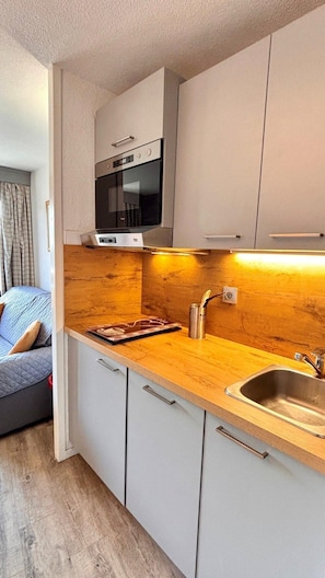 Microwave, dishwasher, coffee/tea maker, toaster