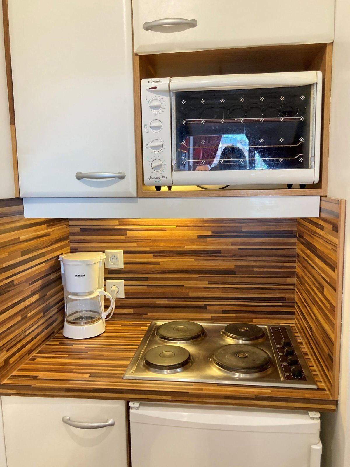 Mikrowelle, Wasserkocher mit Kaffee-/Teezubehör, Toaster