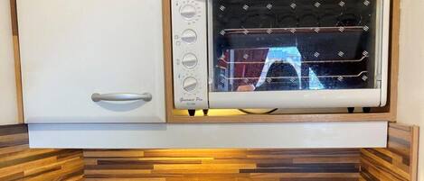 Micro-ondes, cafetière/bouilloire, grille-pain