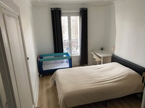 3 bedrooms, travel cot, WiFi, bed sheets