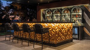 Quầy bar bên hồ bơi