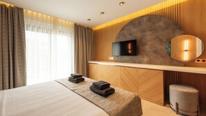 Phòng Deluxe, ban công, quang cảnh biển | Két bảo mật tại phòng, bàn, khu vực làm việc phù hợp cho laptop 