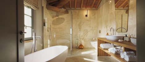 Dusche, Haartrockner, Bidet, Handtücher