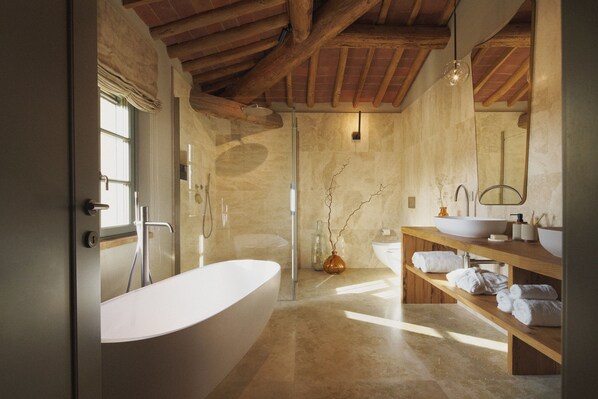 Dusche, Haartrockner, Bidet, Handtücher
