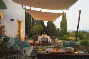 Outdoor dining - Villa Centia, in the heart of Tuscany with stunning views over SanGimignano (Toscana)
