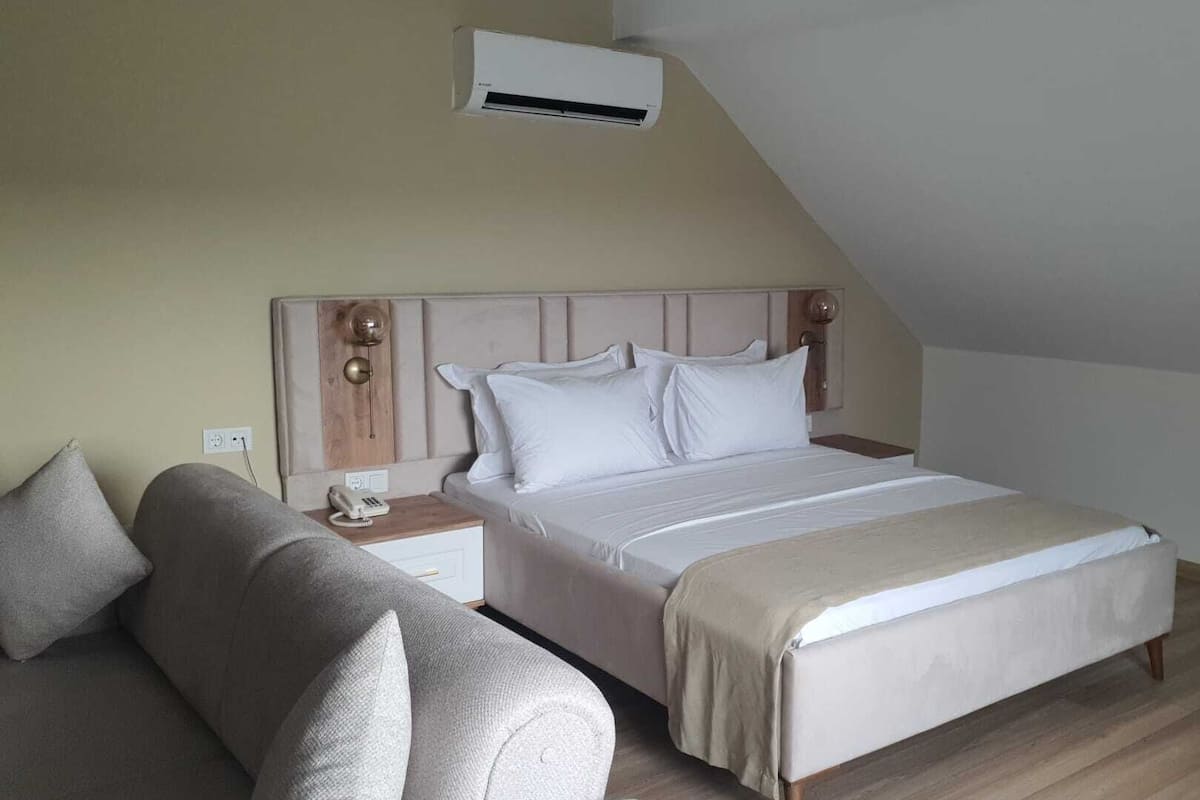 Panorama suite, 1 queensize bed met slaapbank, uitzicht op zee | 2 slaapkamers, een minibar, een bureau, een laptopwerkplek