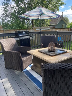 Outdoor dining - Cozy Cottage Beach Retreat- Minutes to water, beach, USA border, Niagara Falls (Fort Erie)
