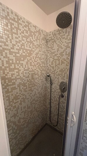 Hair dryer, towels, soap, toilet paper - Lola's House (Roma)