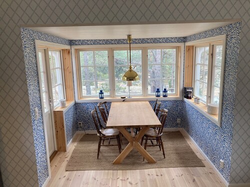 Modernt Boende Angränsande Till Naturstigar och Skärgård på den Vackra ön Möja