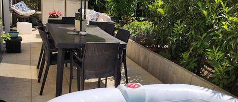 تناول الطعام بالخارج