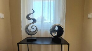 Une pièce dans laquelle se trouve une table noire sur laquelle sont exposées deux sculptures en métal.