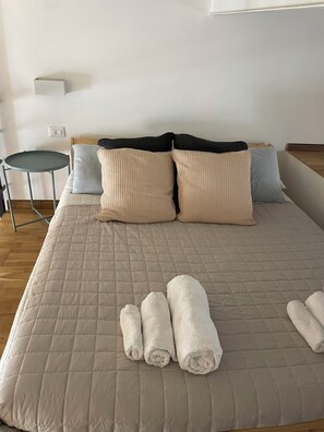 1 bedroom, iron/ironing board, internet, bed sheets