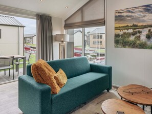 Chalet | Living room - Nice and Cosy Chalet With ac and Sloop (Giethoorn)