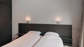 Nhà gỗ | 2 phòng ngủ, trang bị nội thất với thiết kế riêng biệt, bộ trải giường