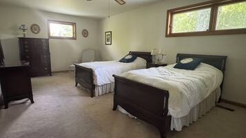 3 dormitoris, planxa i posts de planxar i un bressol de viatge