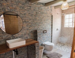 Dusche, Haartrockner, Handtücher, Toilettenpapier