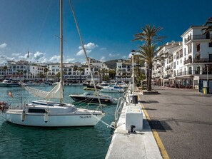 Marina - Luxury complex 2 bed apartment with 5 pools and close to beaches, marina & golf (MANILVA)