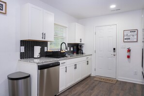 Fridge, microwave, oven, dishwasher - Charming 4bed/3bath with Pool Table -2King/3Queen Beds (Winston-Salem)