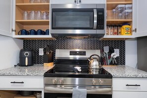 Fridge, microwave, oven, dishwasher - Charming 4bed/3bath with Pool Table -2King/3Queen Beds (Winston-Salem)