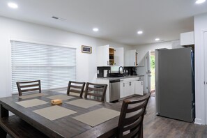 Dining - Charming 4bed/3bath with Pool Table -2King/3Queen Beds (Winston-Salem)