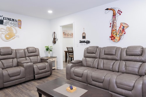 Charming 4bed/3bath with Pool Table -2King/3Queen Beds