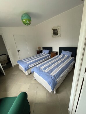 3 habitaciones, tabla de planchar con plancha, cuna de viaje y wifi