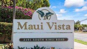 Señal de 'Maui Vista' con logotipo y dirección: 2191 South Kihei Road.