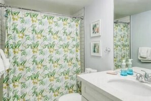 Articles de toilette écologiques, sÚche-cheveux, serviettes fournies
