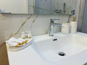 Sèche-cheveux, bidet, serviettes fournies, savon