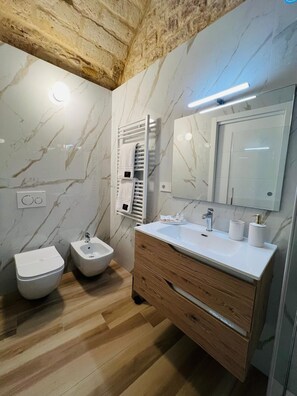 ヘアドライヤー、ビデ、タオル、石鹸