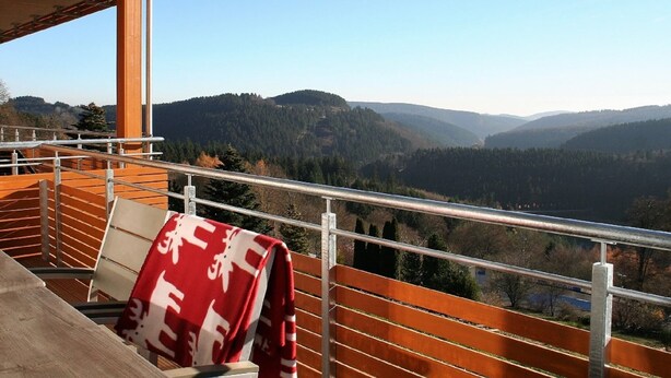 A balcony with a view of a forested valley. - Nice Apartment With Dishwasher, in a Residence 500 m. From the ski Lift (Winterberg)