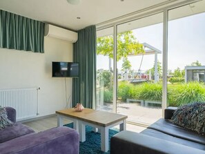 Chalet | Living area - Chalet on the Water at the Beautiful Veluwemeer (Nunspeet)