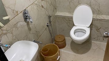 Deluxe Δωμάτιο, Θέα στην Πόλη | Μπάνιο | Ντουζιέρα, πετσέτες, Σαπούνι, Σαμπουάν