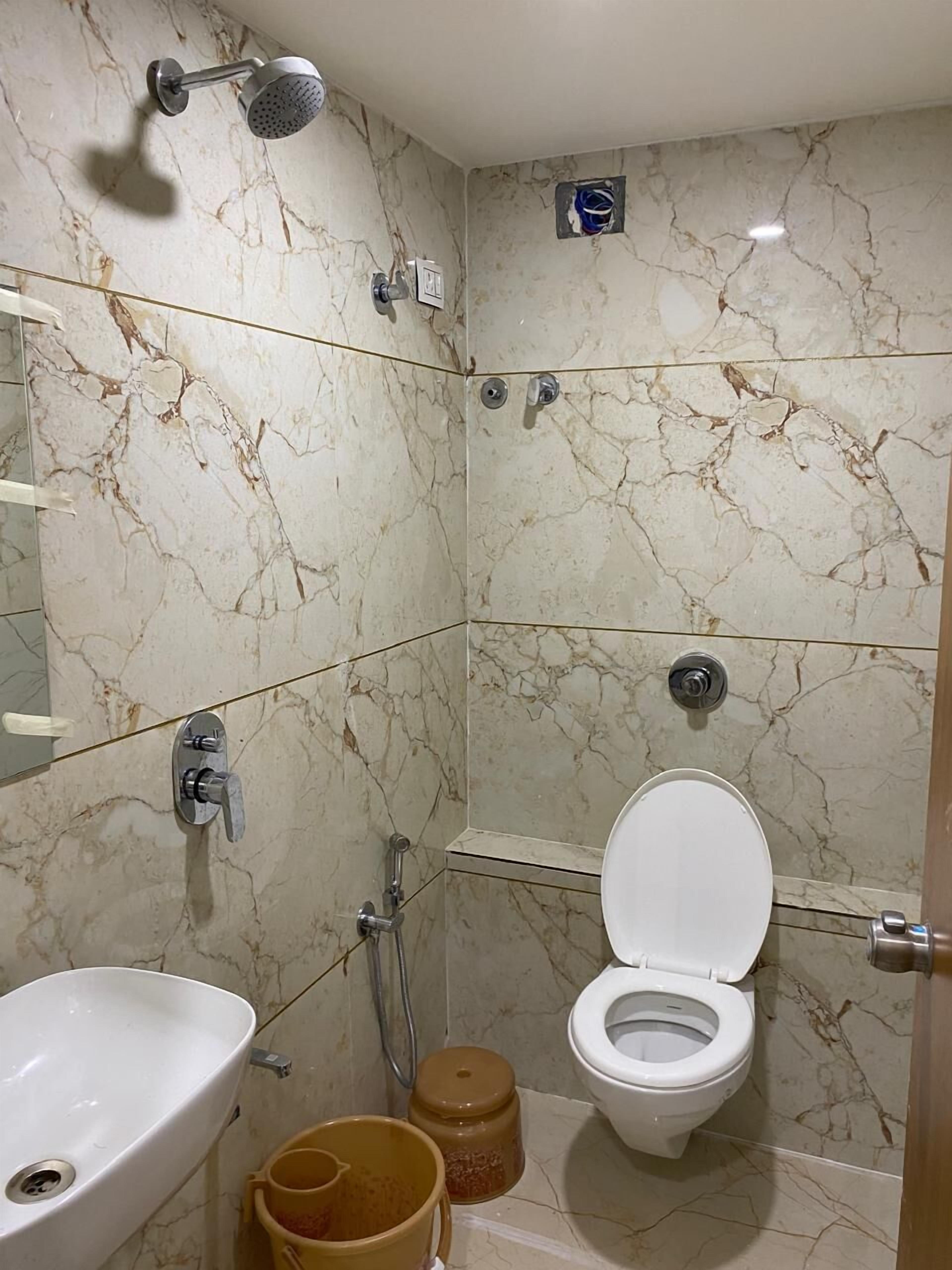 Deluxe Room, City View | Bathroom | Shower, towels, soap, shampoo