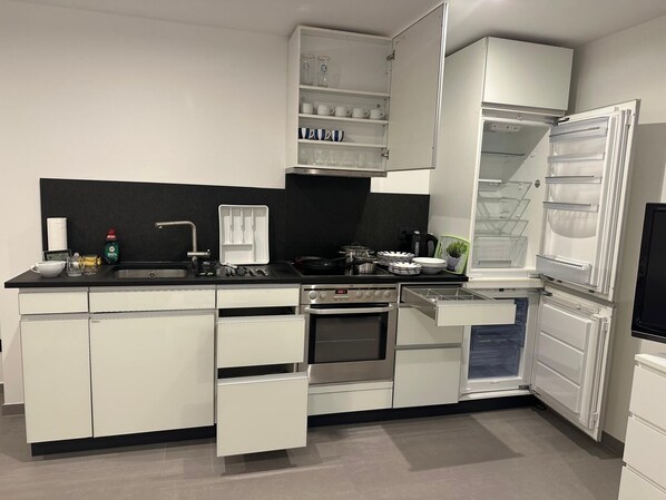 Refrigerador, horno, placa de cocina, tetera/pava eléctrica