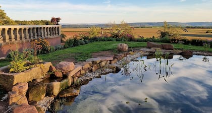 Wonderful family and pet-friendly country house cottage with WiFi in Feilsdorf