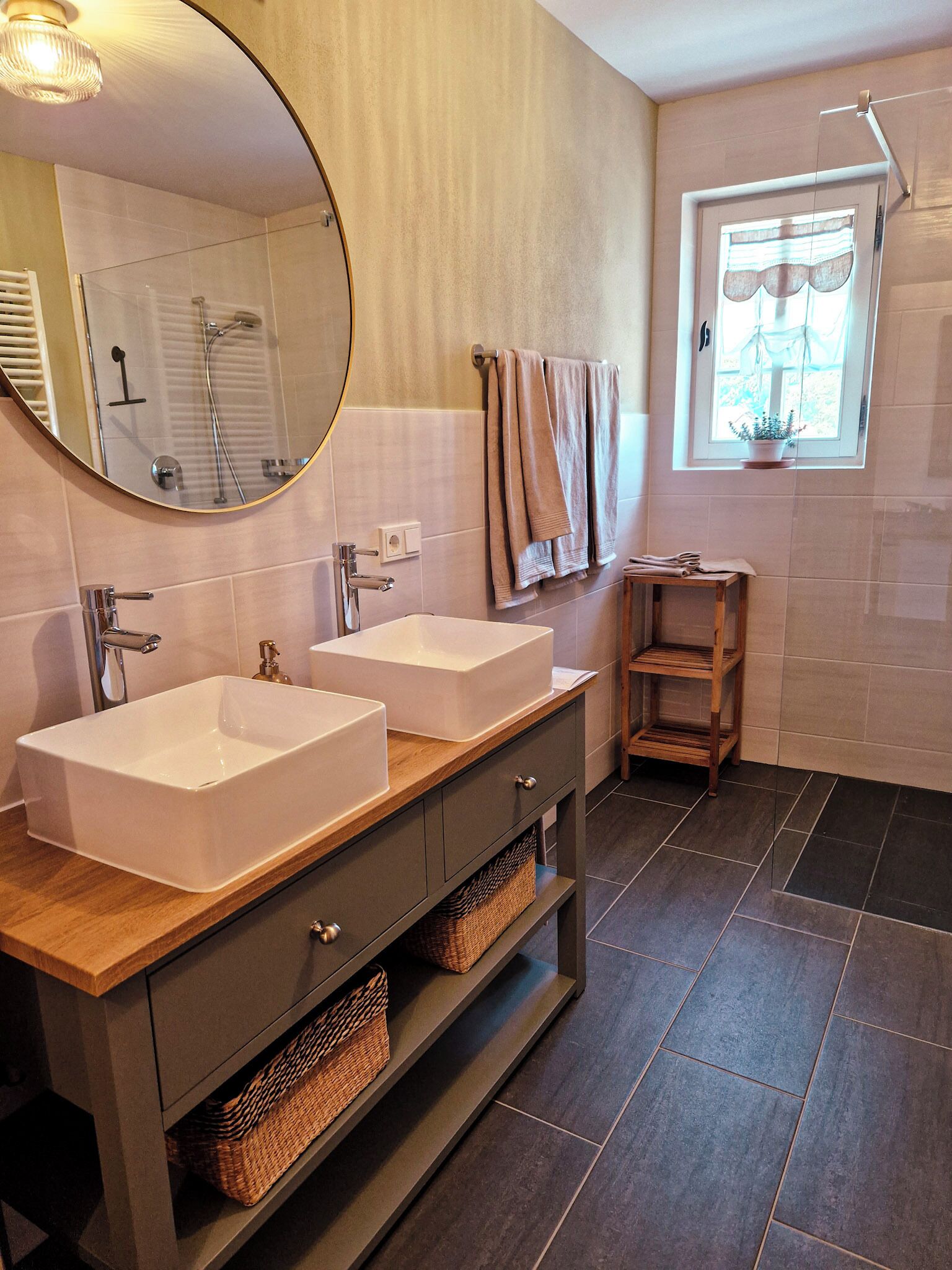 Een douche, een haardroger, handdoeken, zeep