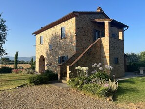 Exterior - 4 Bedroom Tuscan Country Villa with Infinity pool & stunning views near Cortona (Brolio)